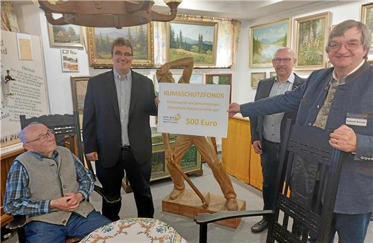 500 Euro für die Heimatstube Altenau-Schulenberg: Zur Übergabe treffen sich der Vorsitzende der Arbeitsgemeinschaft Heimatkunde, Roland Riesen, Bernd Olbrich von der Auswahljury der Energie-Ressourcen-Agentur, deren Vorsitzender Dr. Daniel Tomowski und das dienstälteste AG-Mitglied Rudolf Guttmann (v. r.) Foto: Privat