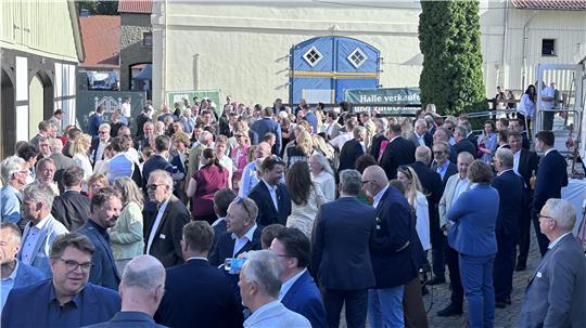 500 Gäste nehmen am Sommerempfang der IHK Braunschweig auf dem Gestüt teil.
