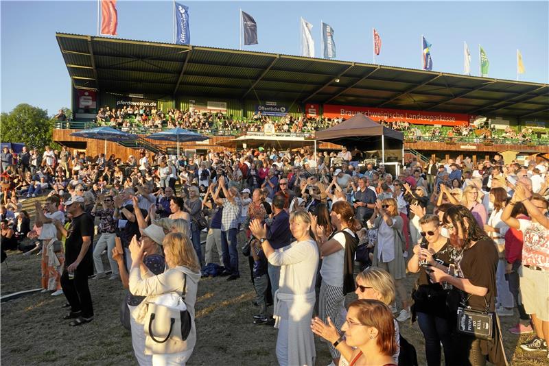 Gratis: Open Air auf der Harzburger Rennbahn 5000 Besucher kommen 2022 zum Rennbahn-Open-Air. Bei gutem Wetter dürfte es auch in diesem Jahr wieder voll werden – immerhin ist der Eintritt frei. Archivfoto: Schlegel