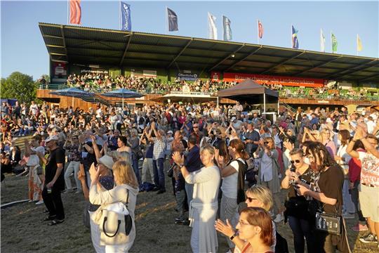 5000 Besucher kommen 2022 zum Rennbahn-Open-Air. Bei gutem Wetter dürfte es auch in diesem Jahr wieder voll werden – immerhin ist der Eintritt frei. Archivfoto: Schlegel