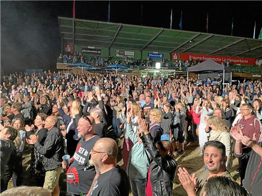 5000 Besucher sind 2022 beim Open-Air-Konzert am Weißen Stein. Der Rennverein hofft natürlich nun auf eine ähnlich große Resonanz. Fotos: GZ-Archiv/Veranstalter