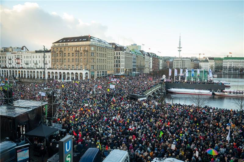 50.000, 80.000 oder 130.000 Menschen? Feststeht, dass bei der Demo am Jungfernstieg jede Menge Protestierende versammelt waren.