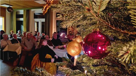 53 Menschen, die sonst an Heiligabend allein geblieben wären, feiern gemeinsam im Bündheimer Weihnachtszimmer.