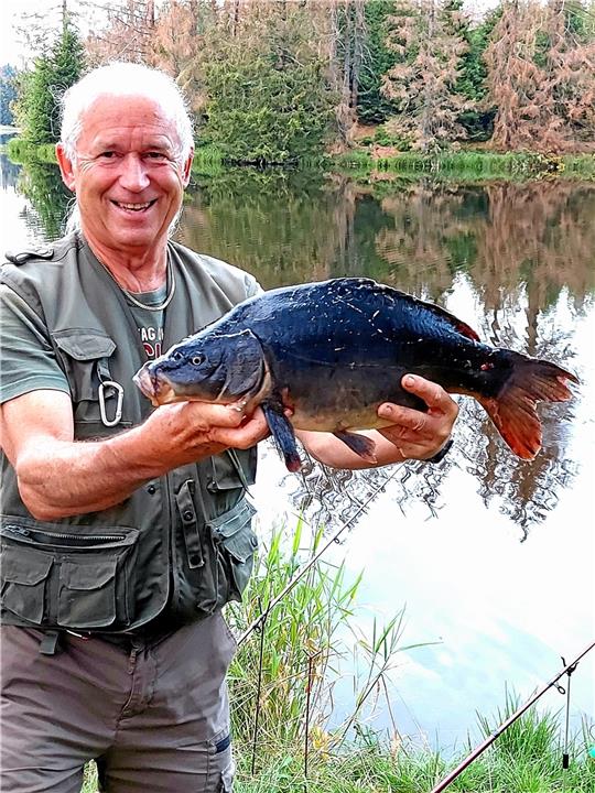 55 Zentimeter zeigt das Maßband für den dicken Karpfen, der Gunther Elias zum Sieger macht. Er nimmt als Sieger den Wanderpokal des Sportfischervereins für ein Jahr mit nach Hause. Foto: Weiss