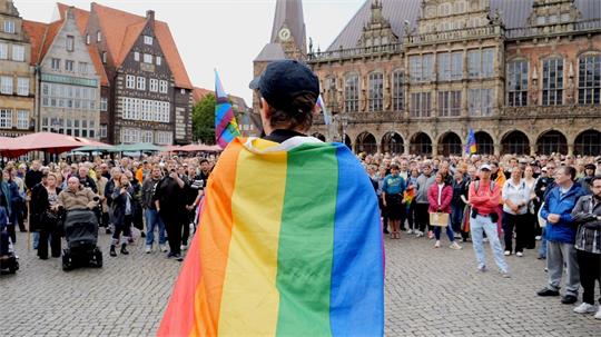 550 Menschen kommen zur Mahnwache in Bremen. 