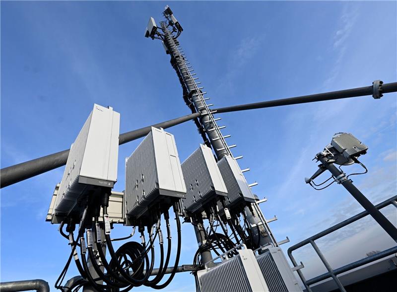Vodafone: 90-Prozent-Marke bei Abdeckung mit Funkstandard 5G 5G-Mobilfunkmast von Vodafone auf einem Hochhaus in Düsseldorf.