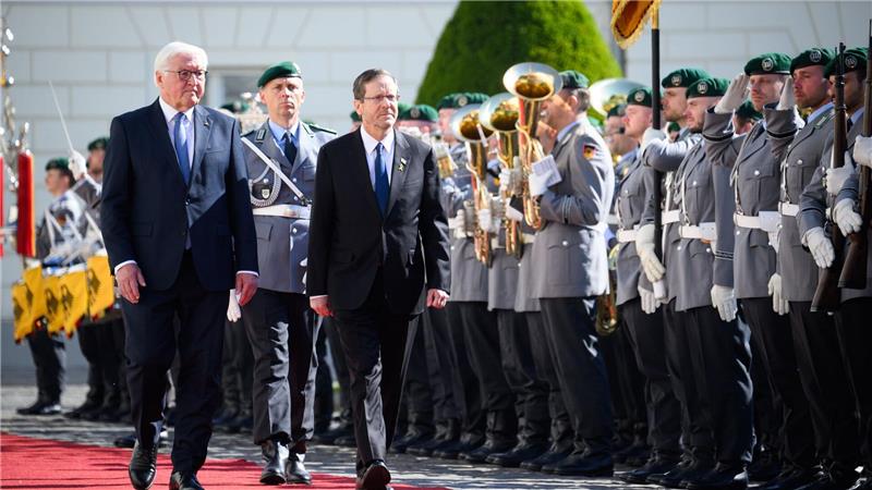 60 Jahre deutsch-israelische Beziehungen - Israels Präsident Herzog wird in Berlin begrüßt.