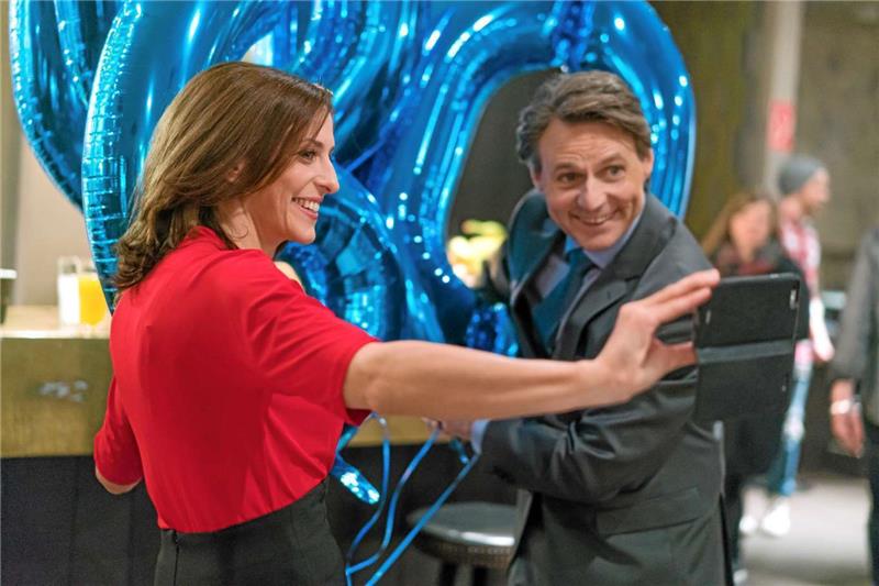 6000. Folge „GZSZ“: Ulrike Frank, alias „Katrin Flemming“ schießt ein Selfie mit ihrem TV-Partner Wolfang Bahro („Jo Gerner“).  Foto: dpa