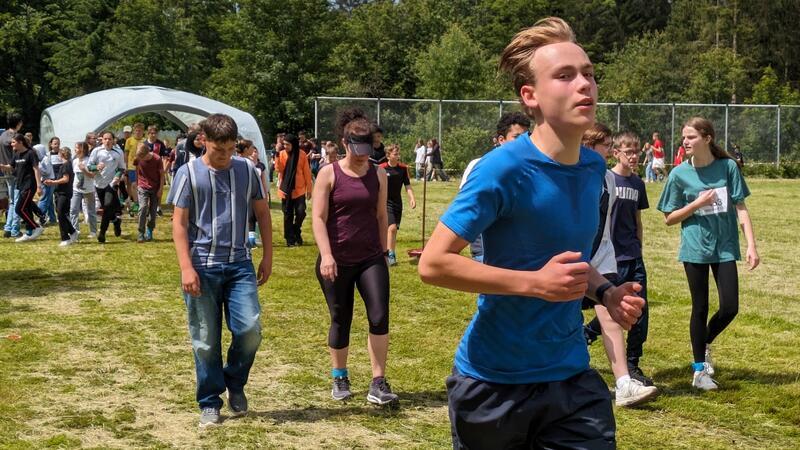 Kinder der Robert-Koch-Schule erlaufen 7545 Euro für Kita in Nepal 619 Schülerinnen und Schüler nehmen am Spendenlauf teil.