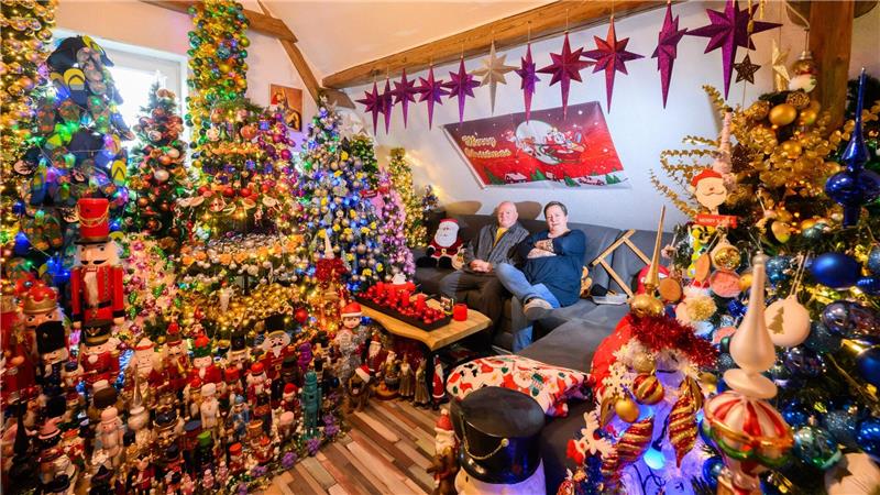 621 Weihnachtsbäume mit weit über 125.000 Christbaumkugeln und 50.000 Lichtern: Zur Adventszeit erstrahlt das Haus der Familie Jeromin als kunterbunte Weihnachtswelt. 
