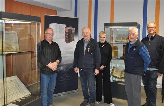 625 Jahre alt ist das Goslarer Stadtarchiv (v.l.): Zur Ausstellung laden dessen Leiter Ulrich Albers, Thomas Jürgens, Cora Abler, Peter Reimer und Martin Schenk ab Samstag in den Kulturmarktplatz ein.