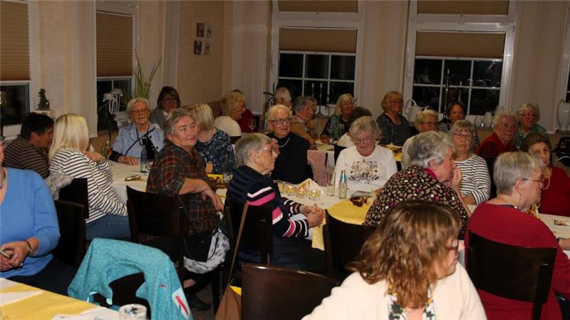 63 Landfrauen lauschten dem Vortrag im Café Blickpunkt.