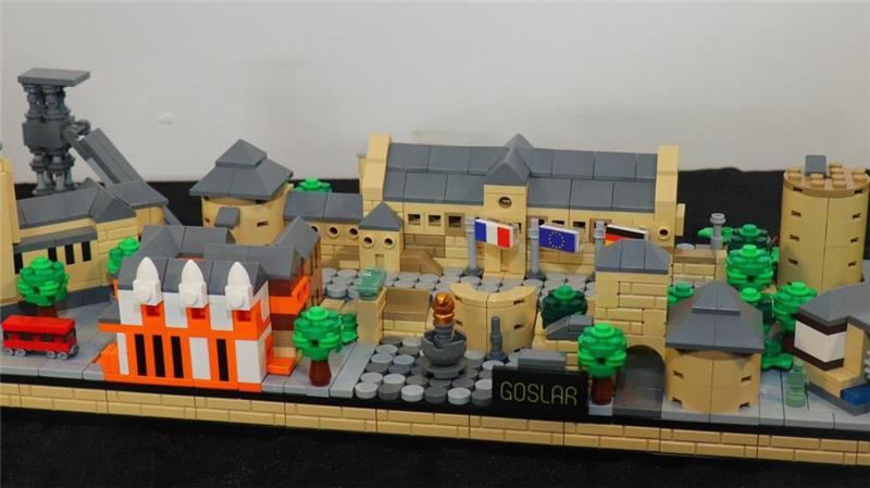 650 Steine braucht man für das Kaiserstadt-Diorama von Fabian Degen, das im Stil von Legos Architekture-Serie Kaiserpfalz, Marktkirche, den Förderturm vom Rammelsberg, das Rathaus, das Breite Tor, den Zwinger-Turm und das Zinnfiguren Museum zeigt.