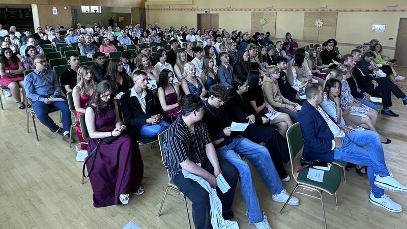 66 junge Männer und Frauen werden im Freizeitzentrum feierlich aus der Oberschule Deilich verabschiedet.