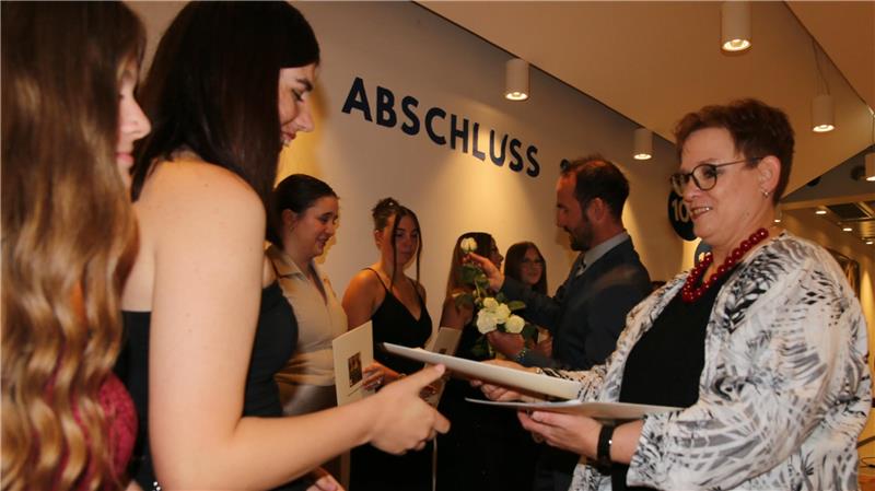 67 Schülerinnen und Schüler werden am Freitagvormittag aus der Liebenburger Oberschule "Schule am Schloss" verabschiedet.