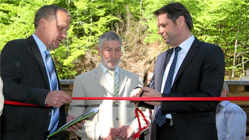 7. Mai 2015: KTW-Geschäftsführer Bernd Vollrodt, Bürgermeister Ralf Abrahms und der damalige niedersächsische Wirtschaftsminister Olaf Lies (v.l.) eröffnen den Baumwipfelpfad. Einen Tag später ist die Anlage dann auch für die Öffentlichkeit zugänglich.