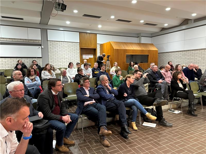 Bad Harzburg: Kontroversen um künstliche Intelligenz 70 Besucher wohnen in der Aula des Werner-von-Siemens-Gymnasiums der Diskussionsveranstaltung über die künstliche Intelligenz bei. Foto: Eggers