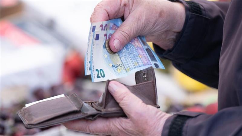 Studie: Konsumzurückhaltung trotz verbesserter Finanzlage 70 Prozent der Befragten wollen wegen hoher Preise geplante Ausgaben reduzieren oder sogar ganz darauf verzichten.