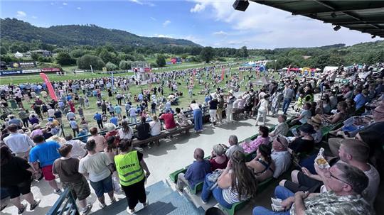 7000 Besucher am Samstag, 11.700 am Sonntag: Da ist die Tribüne gut gefüllt. Fotos: Epping/Schlegel (2)