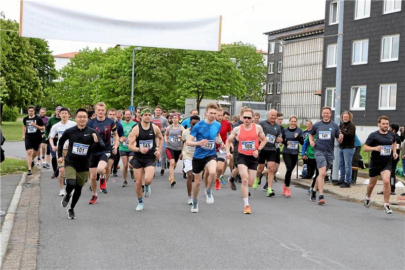 72 Starterinnen und Starter gibt es beim 8,4 Kilometer-Rennen des 33. Campuslaufs. Der Weltmeister im Cross-Triathlon, Scott Anderson (mit der Startnummer 100), überquert als Erster die Ziellinie. Foto: Neuendorf