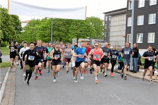 72 Starterinnen und Starter gibt es beim 8,4 Kilometer-Rennen des 33. Campuslaufs. Der Weltmeister im Cross-Triathlon, Scott Anderson (mit der Startnummer 100), überquert als Erster die Ziellinie. Foto: Neuendorf