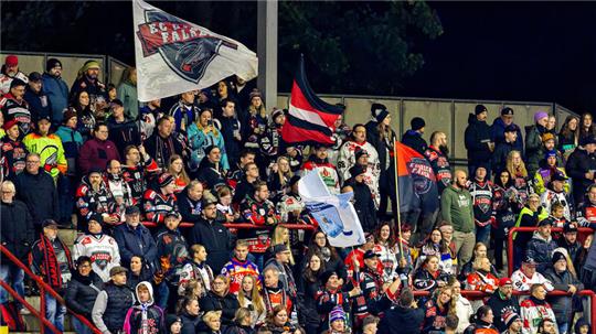 727 Zuschauer beim ersten Heimtest gegen Essen und 663 am Freitag gegen Schweinfurt – die Fans sind bereit für die am Freitag mit einem Pokalspiel gegen die Chemnitz Crashers beginnende Saison. Foto: Drechsler