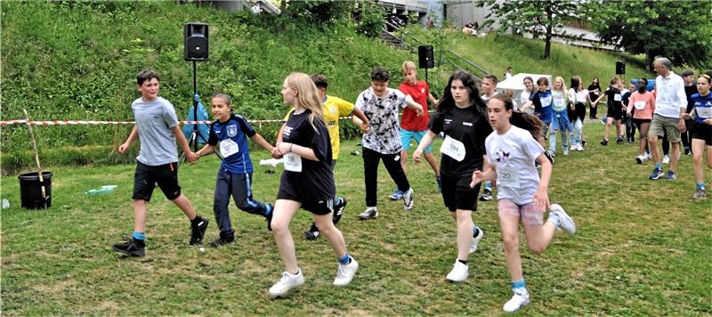 Robert-Koch-Schule: Nepallauf bringt 10.000 Euro für Kita 736 Läuferinnen und Läufer beteiligen sich beim Nepallauf der RKS und erlaufen 10.000 Euro. Für Essen und Trinken sorgt die Bato-Schülerfirma. Foto: Privat