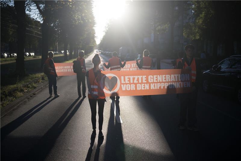 Straßenblockaden in Berlin - Polizei greift schnell ein 75 Unterstützer der Letzten Generation haben sich am Vormittag in Berlin an Straßenblockaden beteiligt.