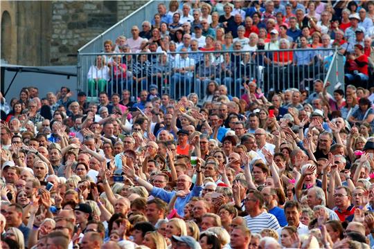 7500 Fans jubeln Schlagerstar Roland Kaiser auf der Pfalzwiese zu. Fotos: Epping