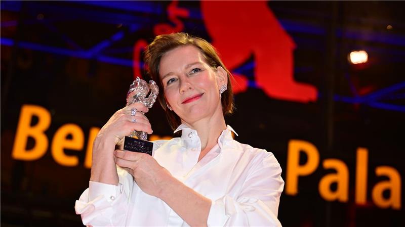 76. Berlinale - Sandra Hüller zeigt ihre Auszeichnung, den Silbernen Bären für die beste schauspielerische Leistung in einer Hauptrolle im Film „Rose“ nach der Preisverleihung bei der Abschlussgala im Berlinale Palast.