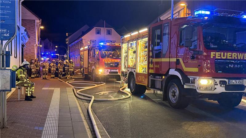 Bad Harzburger Kneipe „Amadeus“ wird ein Raub der Flammen Mehrere Feuerwehrfahrzeuge, Feuerwehrleute und Schläuche auf dem Boden.