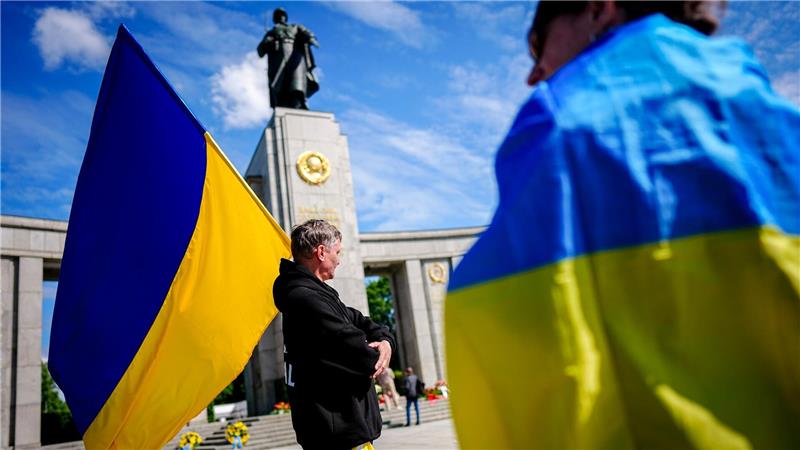 80. Jahrestag Ende Zweiter Weltkrieg – sowjetisches Ehrenmal: Teilnehmer protestieren am sowjetischen Ehrenmal zum 80. Jahrestag des Endes des Zweiten Weltkriegs gegen den Krieg in der Ukraine.