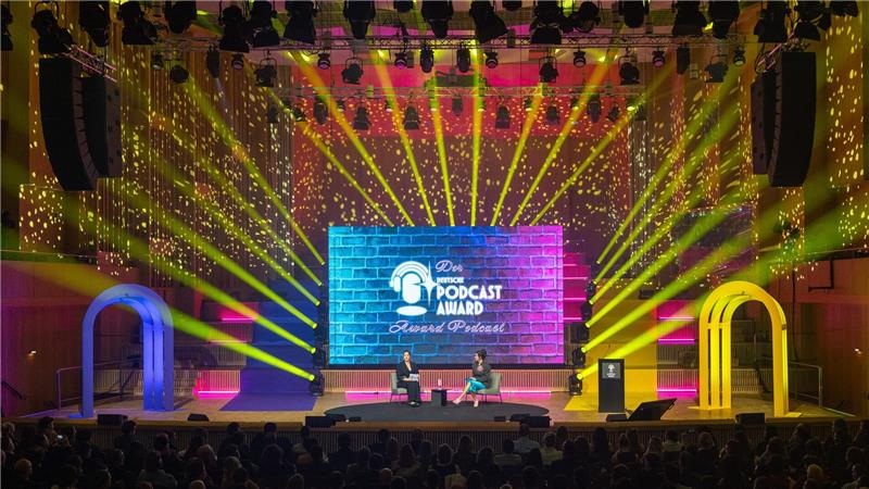 800 Gäste feierten in Berlin den ersten Deutschen Podcast Award.
