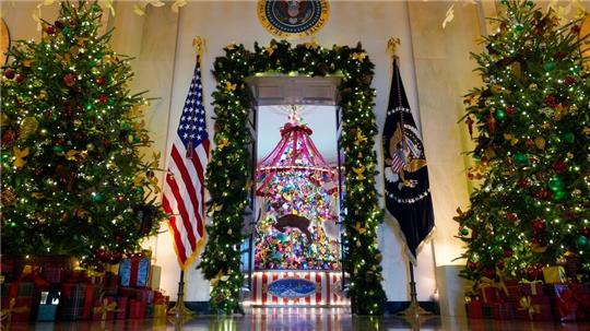 83 Tannenbäume, 165.075 Lichter und Tausende Christbaumkugeln gehören zur Weihnachtsdeko im Weißen Haus.