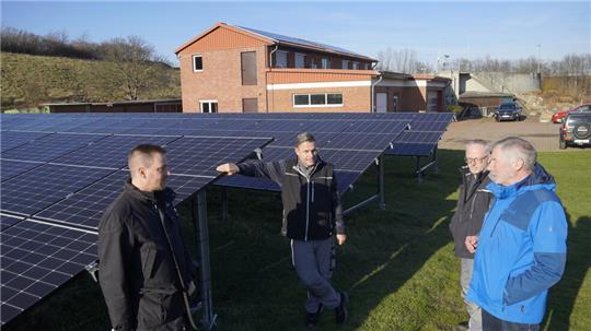 876 Solarmodule sind jetzt rund um die Kläranlage und auf dem Dach in Betrieb. Christof Schneidereit, Kläranlagen-Leiter Jens Göttling und sein Kollege Andreas Pohl (v.l.) berichten Bürgermeister Ralf Abrahms von den ersten Erfahrungen.