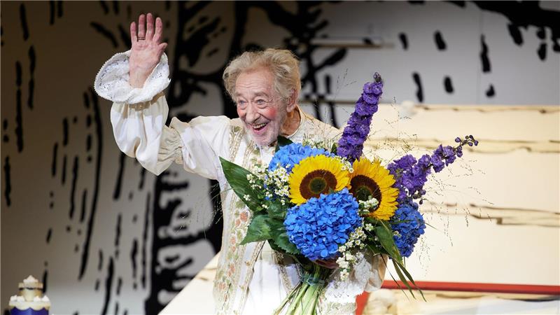 Bilder des Tages 90. Geburtstag im Gewand auf der Bühne: Dieter Hallervorden hält nach der Premiere des Stückes „Der eingebildet Kranke“ im Schlosspark-Theater Blumen in der Hand.