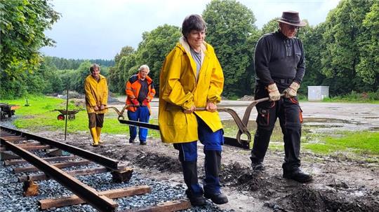90 Kilogramm wiegen fünf Meter Schiene – da ist Teamwork gefragt.