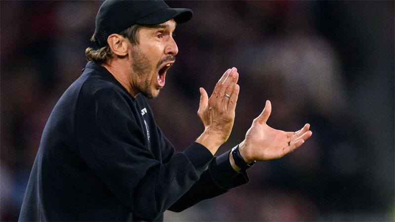 Spitzentrainer im Fußball: Wie viel Belastung ist zu viel? 90 Minuten Volldampf: Freiburgs Trainer Julian Schuster steht an der Seitenlinie selten still. (Archivbild)