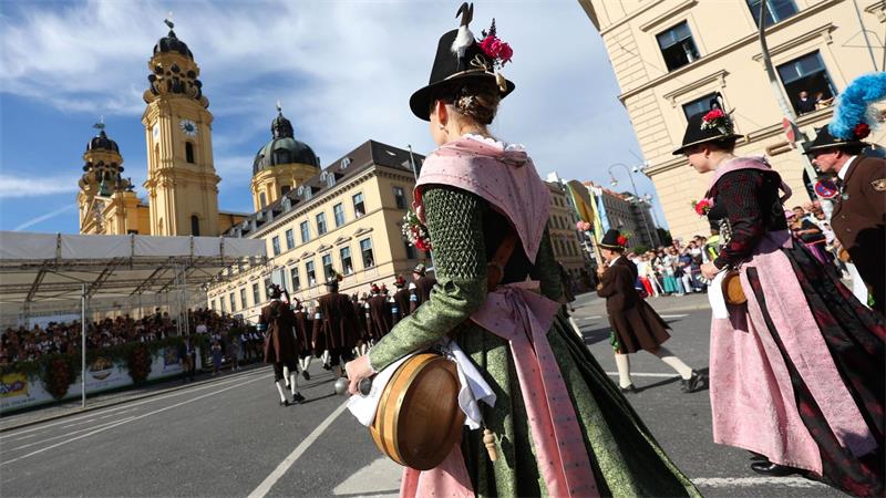 9.000 Trachtler ziehen durch die Stadt zum Festgelände. 