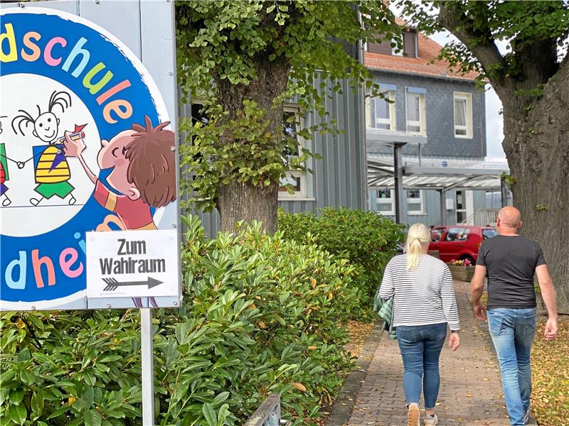 9132 Wählerinnen und Wähler gaben im Rahmen der Ratswahlen ihre Stimmen ab. Fast die Hälfte – nämlich mehr als 4000 taten das schon vorab bei der Briefwahl. Der Rest kam am Sonntag in eines der Wahllokale, hier das in der Grundschule Bündheim. Foto: Schlegel