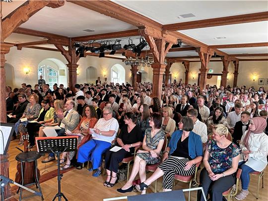 93 Schülerinnen und Schüler wurden von ihren nun ehemaligen Lehrern (in den vorderen Reihen) im Beisein ihrer Freunde und Verwandten im Bündheimer Schloss feierlich aus der Oberschule an der Deilich entlassen. Foto: Schlegel