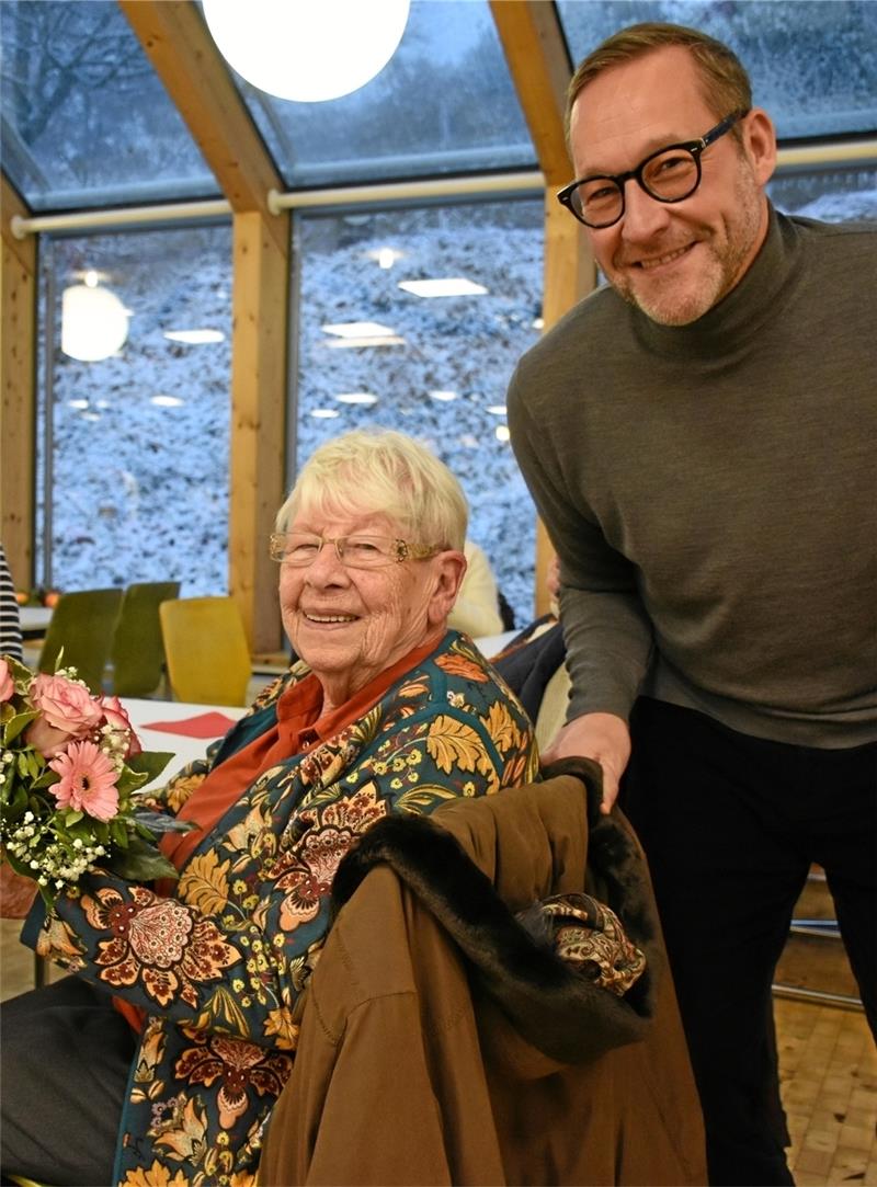 Lions Club Goslar: Beim Schneewalzer singen alle freudig mit 95 Jahre alt und noch ganz schön fit: Ingeborg Sauer bekommt die Blumen von BFW-Chef Ralf Gröger.