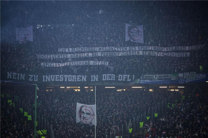 Nach Vorfällen in Hamburg: 96-Boss Kind erstattet Anzeige 96-Boss Martin Kind Martin Kind will gegen Banner in Hannovers Fanblock vorgehen.