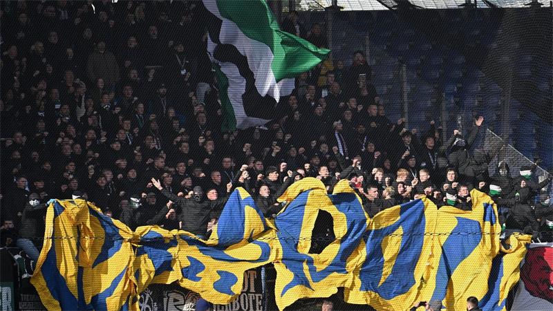 96-Fans mit Teilen der entwendeten Braunschweig-Choreo. 