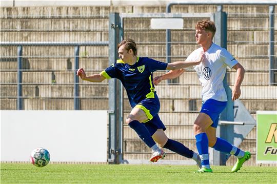 A-Junior Nikolas Zink (li.) von der JSG Goslar läuft seinem Gegner Nikola Hruskar vom SV Reislingen-Neuhaus davon. Für seine Leistung erhält er nach dem Spiel ein Sonderlob vom Trainer. Foto: Drechsler