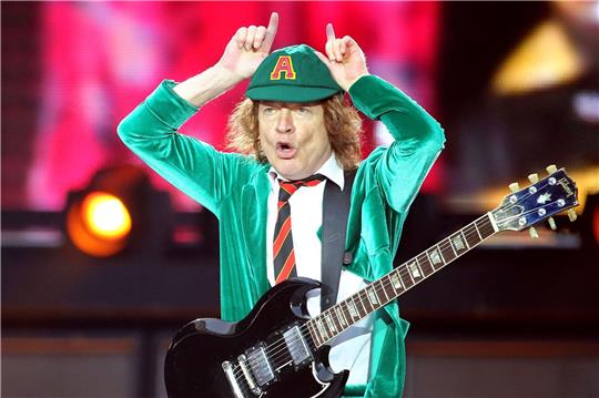 AC/DC-Leadgitarrist Angus Young gestikuliert beim Konzert von AC/DC in der Red Bull Arena.