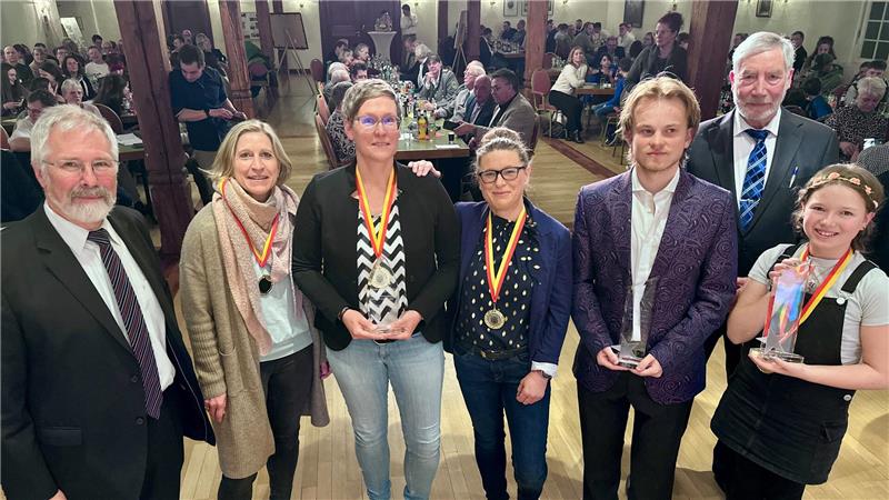 Das sind Bad Harzburgs neue Sportler des Jahres AG-Sport-Sprecher Hans-Herwig Schlottke (l.) und Bürgermeister Ralf Abrahms (hinten) mit den Sportlern des Jahres Celina Ihsen (r.), Tom Buchholz und der Damenmannschaft des LAV 07 mit Nadine Thoens, Jessica Sander und Sabine Bohlmann.
