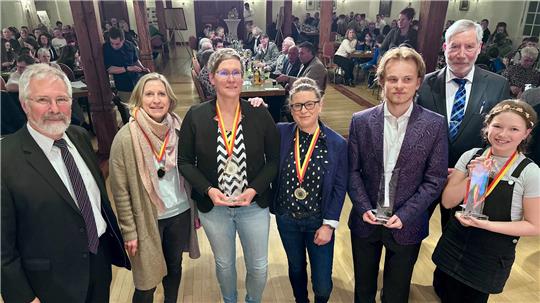 AG-Sport-Sprecher Hans-Herwig Schlottke (l.) und Bürgermeister Ralf Abrahms (hinten) mit den Sportlern des Jahres Celina Ihsen (r.), Tom Buchholz und der Damenmannschaft des LAV 07 mit Nadine Thoens, Jessica Sander und Sabine Bohlmann.