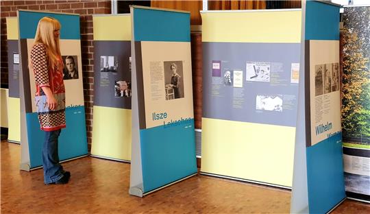 AGG-Lehrerin Sabine Rehse (AGG) hat die Ausstellung gemeinsam mit ihren Schülern durch weitere Exponate ergänzt.