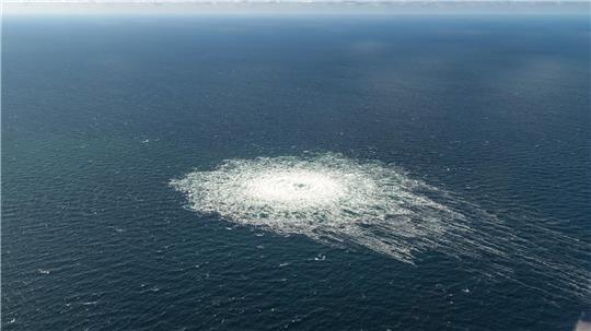 ARCHIV - 27.09.2022, Dänemark, Bornholm: Das vom dänischen Verteidigungskommando zur Verfügung gestellte Foto zeigt das Nord-Stream-2-Gasleck in der Nähe von Bornholm aus der Luft. (zu dpa: «Nord-Stream-Verdächtiger: Polnisches Gericht entscheidet») 